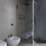 Ritomonio riflessi black per la rubinetteria in acciaio che risalta nel grigio del bagno ph.Vanni Borghi