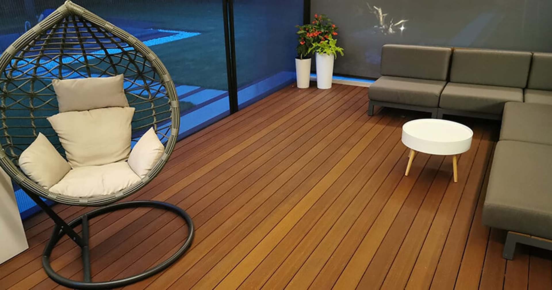 Patio pavimentato con il florr decking di riso