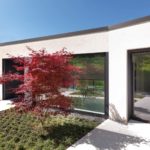 Schüco la villa si presenta a chiunque la raggiunga con infissi ampi e caratterizzanti