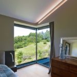 Schüco tanta luce anche per la camera da letto che si affaccia su un panorama verdissimo
