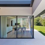 Schüco le vetrate in alluminio aprono la casa garantendo però un ottimo isolamento acustico e termico