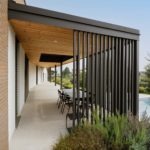 villa realizzata a Pandino in provincia di Cremona patio in tutta la sua lunghezza