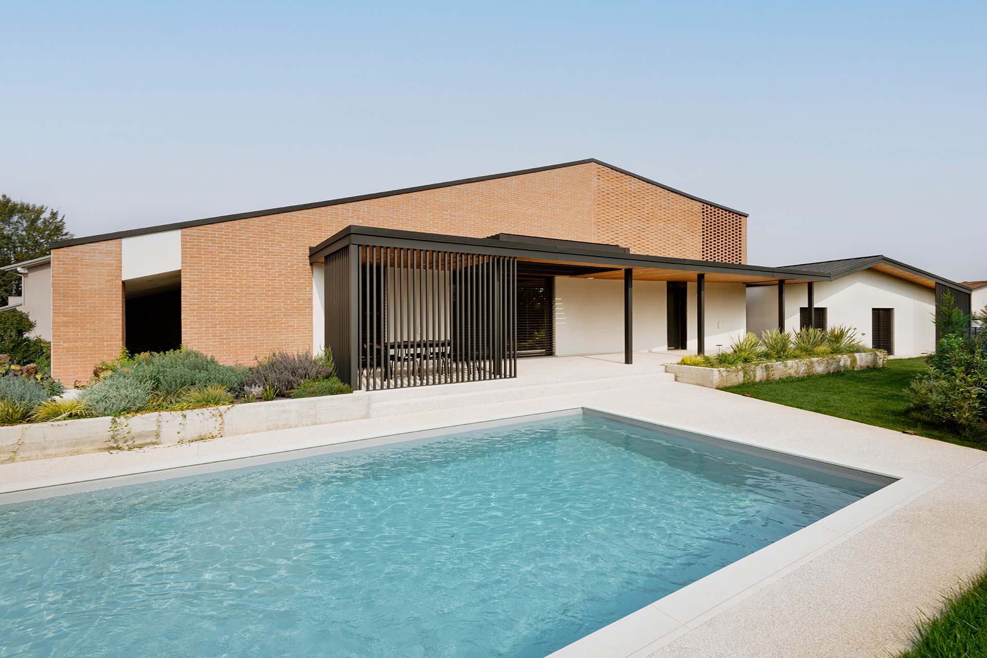 Terreal Italia mattoni in terracotta SanMarco a vista per questa villa realizzata a Pandino in provincia di Cremona la piscina