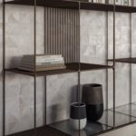Casalgande Padana propone finitura muro con mosaico a triangoli tonalità del grigio