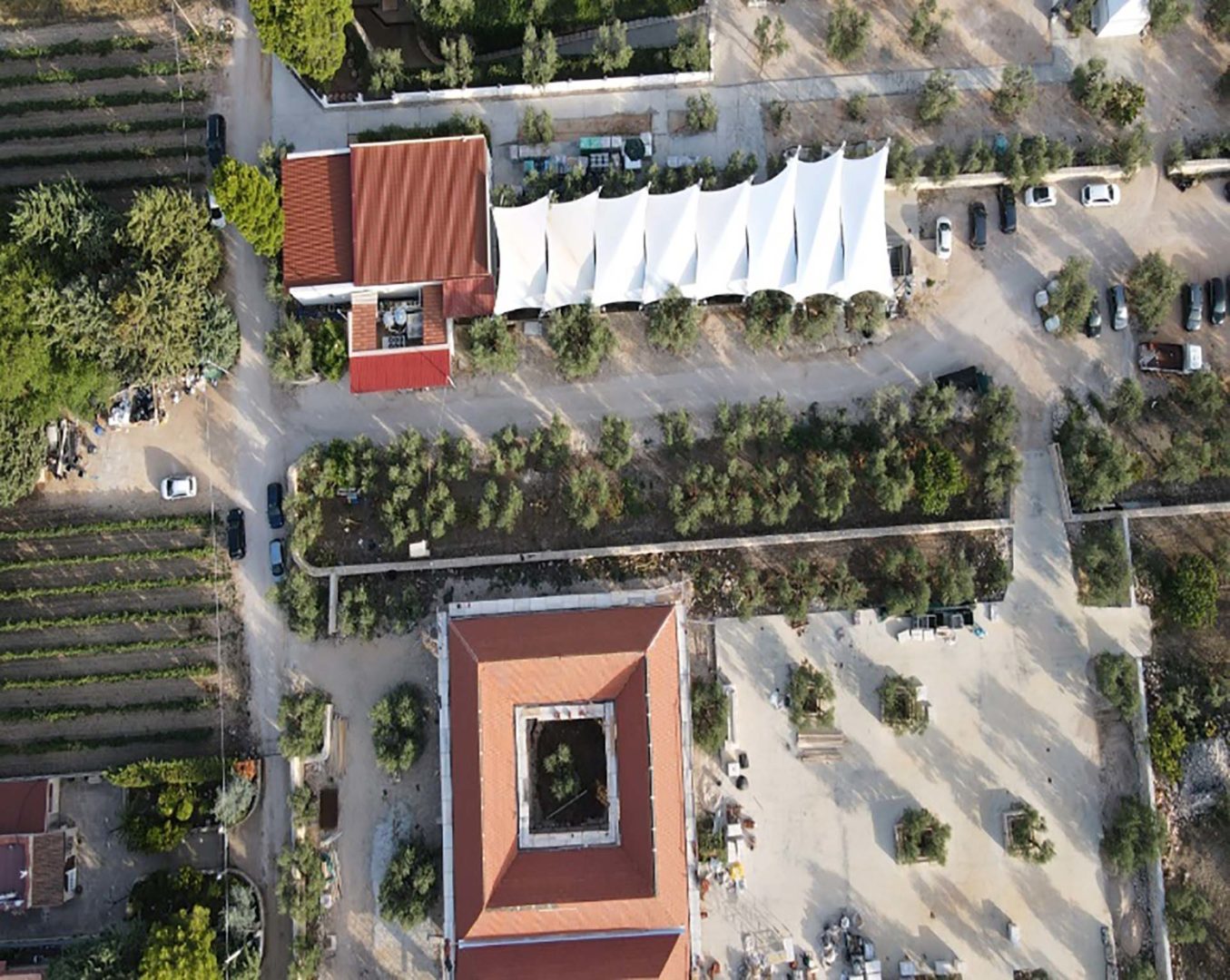 Foto delle tenuta Montevitolo dove è stata installata una copertura ombraggiante formata da vele