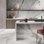 Casalgande Padana propone pavimento e rivestimenti cucina in marmo bianco venato grigio