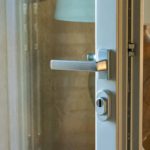 Dettaglio della serratura di una porta finestra in legno di Navello