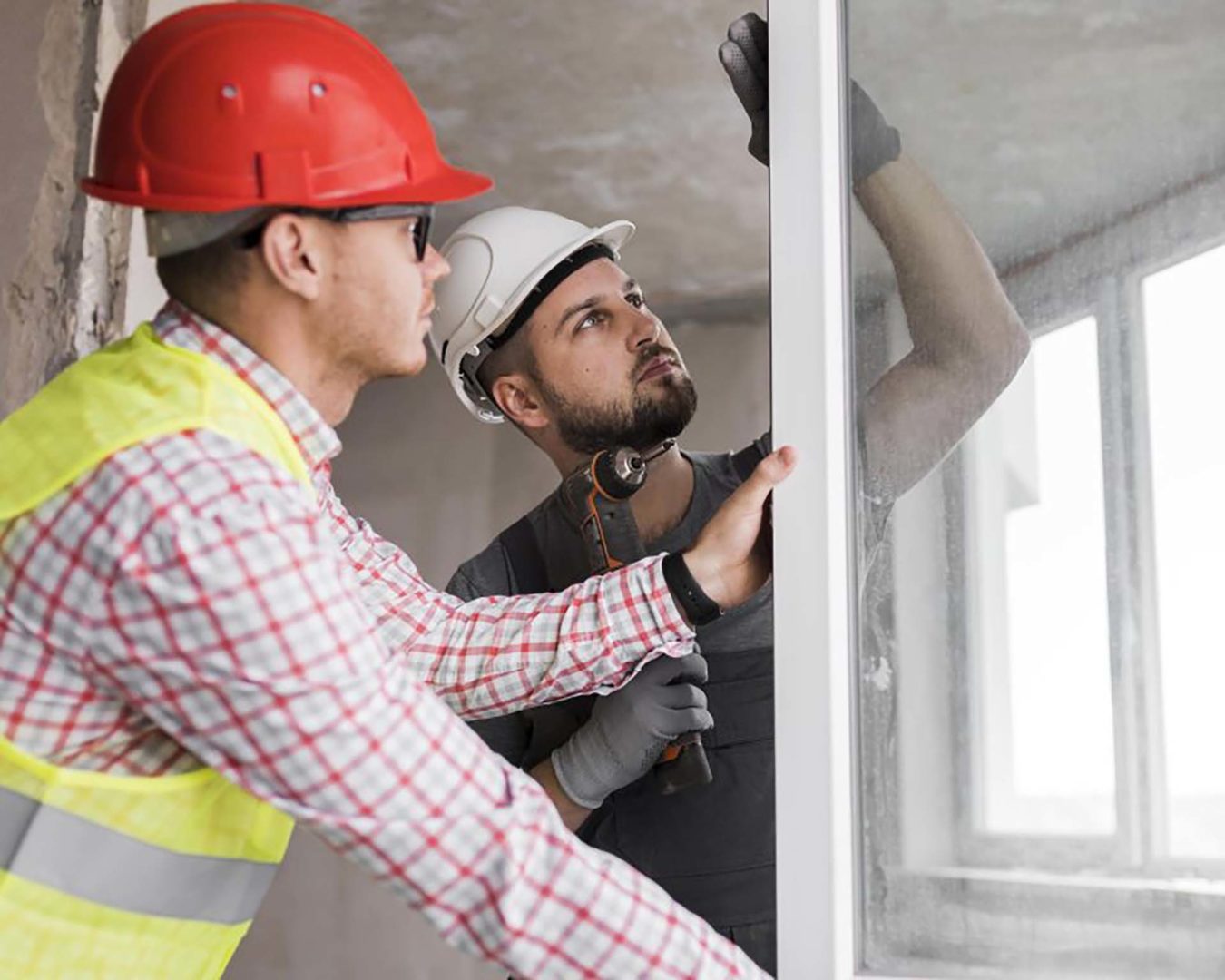 Posatori al lavoro per montare una finstra