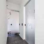 Pannelli porta in vetro satinato di Eclisse Syntesis Line in Villa Havet