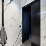 Pannello porta nero di Eclisse Syntesis Line in Villa Havet