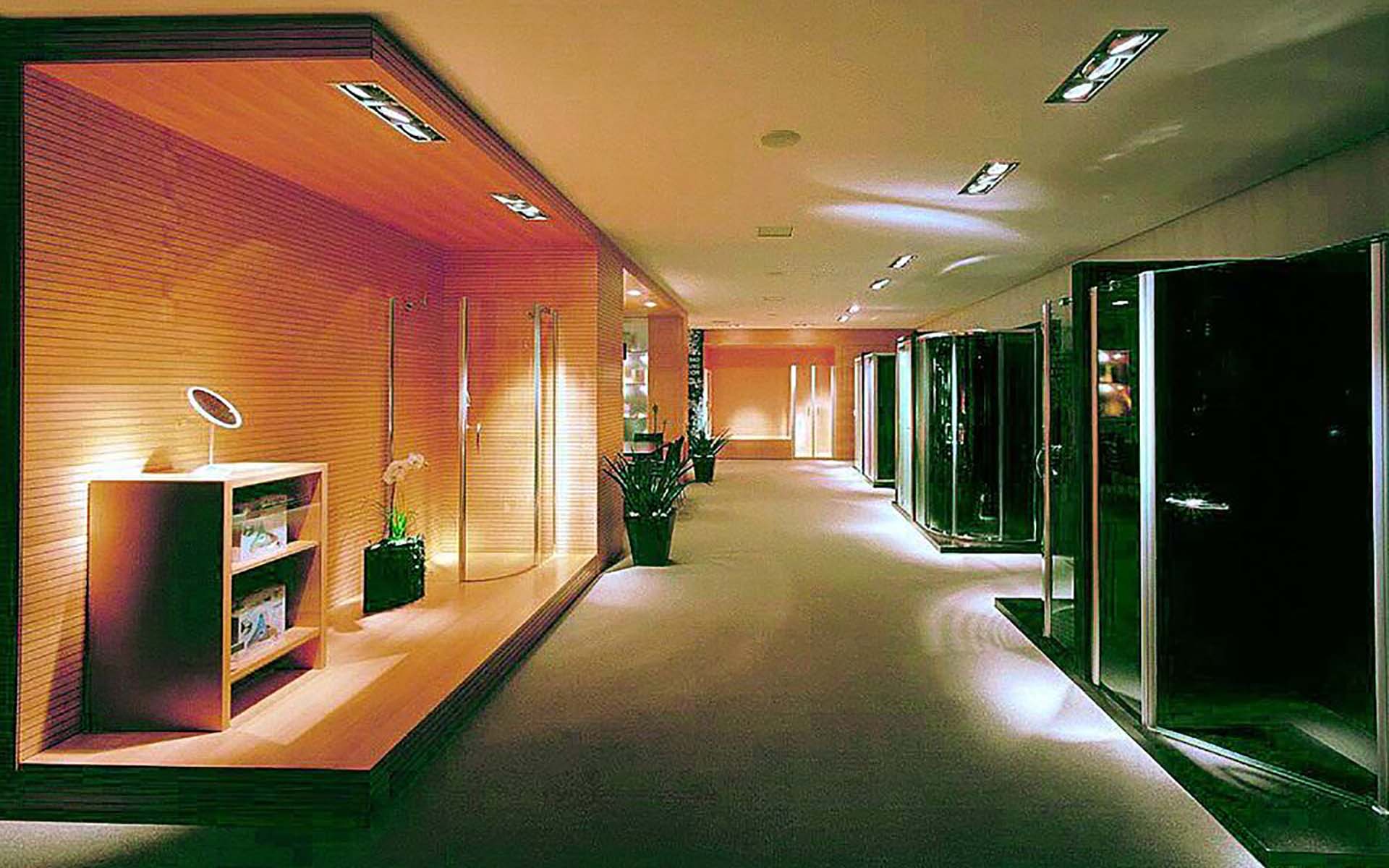 Showroom di Provex con diversi prodotti per il bagno in mostra