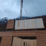 La movimentazione di una parete con rivestimento applicato attraverso l’utilizzo di una gru