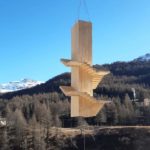 Messa in opera della scala in legno con vano ascensore integrato, progettata e prefabbricata in stabilimento da Wood Beton S.p.A