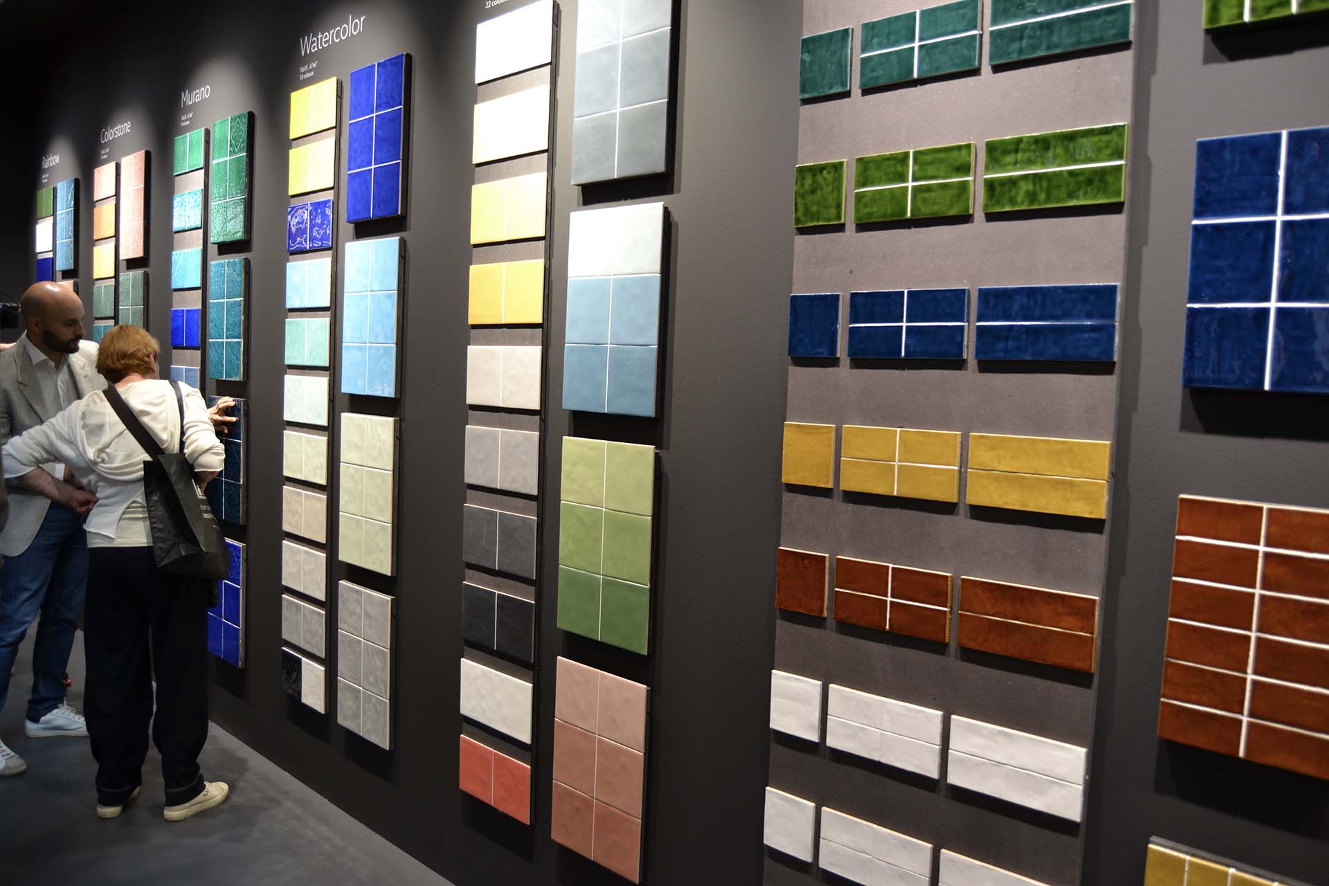 Cersaie foto di repertorio edizione 2023 esposizione ceramiche di vari colori