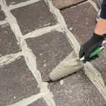 Finitura di una pavimentazione a lastre