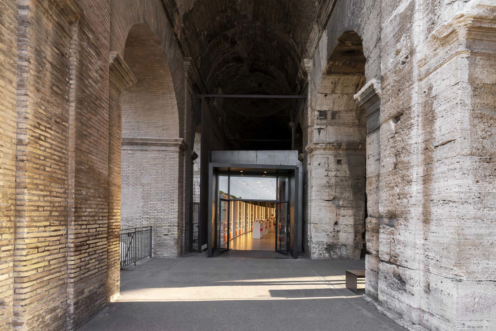Migliore+Servetto ingresso del bookshop Electa al II Ordine del Colosseo ©AndreaMartiradonna