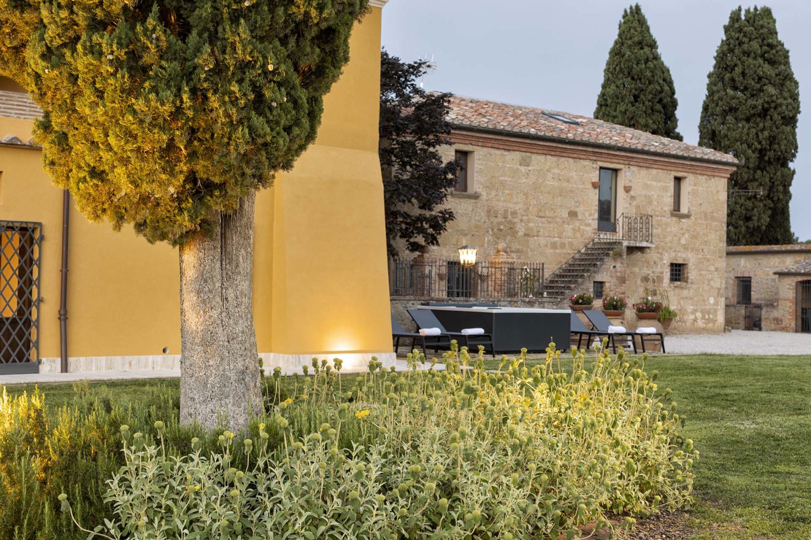 Minipiscina Quarz Light 235, design Marc Sadler per Treesse, all’interno della Villa Pianoia situata tra il borgo medievale di Montep lciano e le colline della val d’Orcia in Toscana