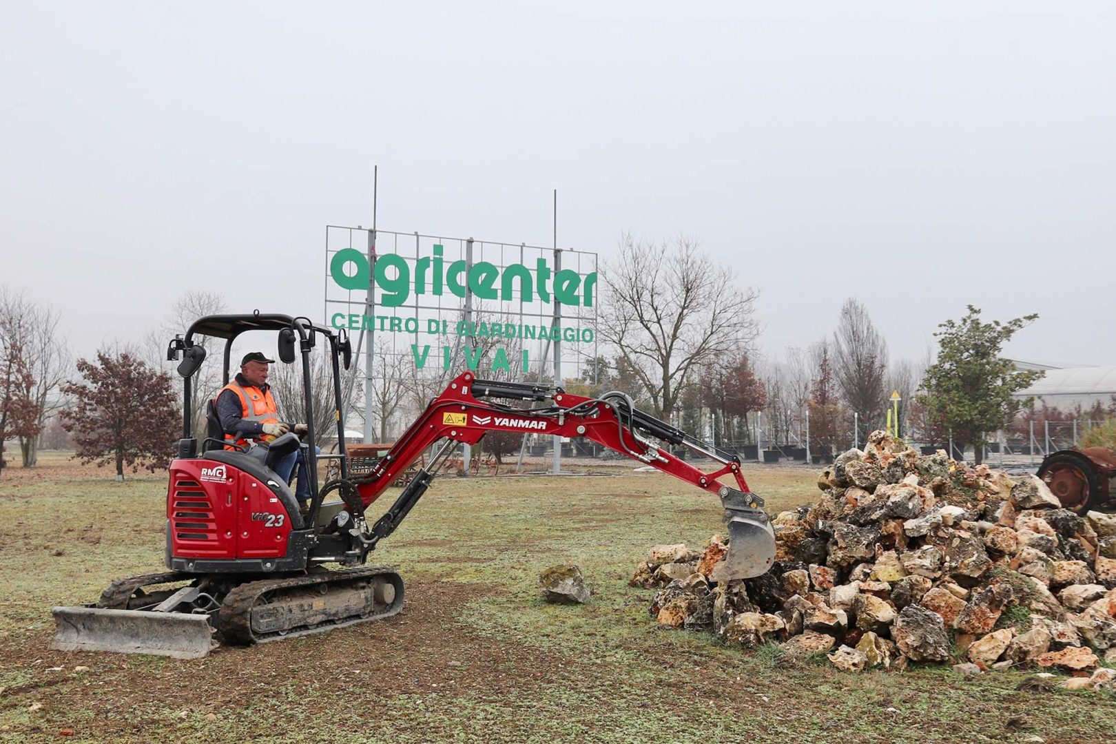 Yanmar miniescavatore Vio23-6 al lavoro