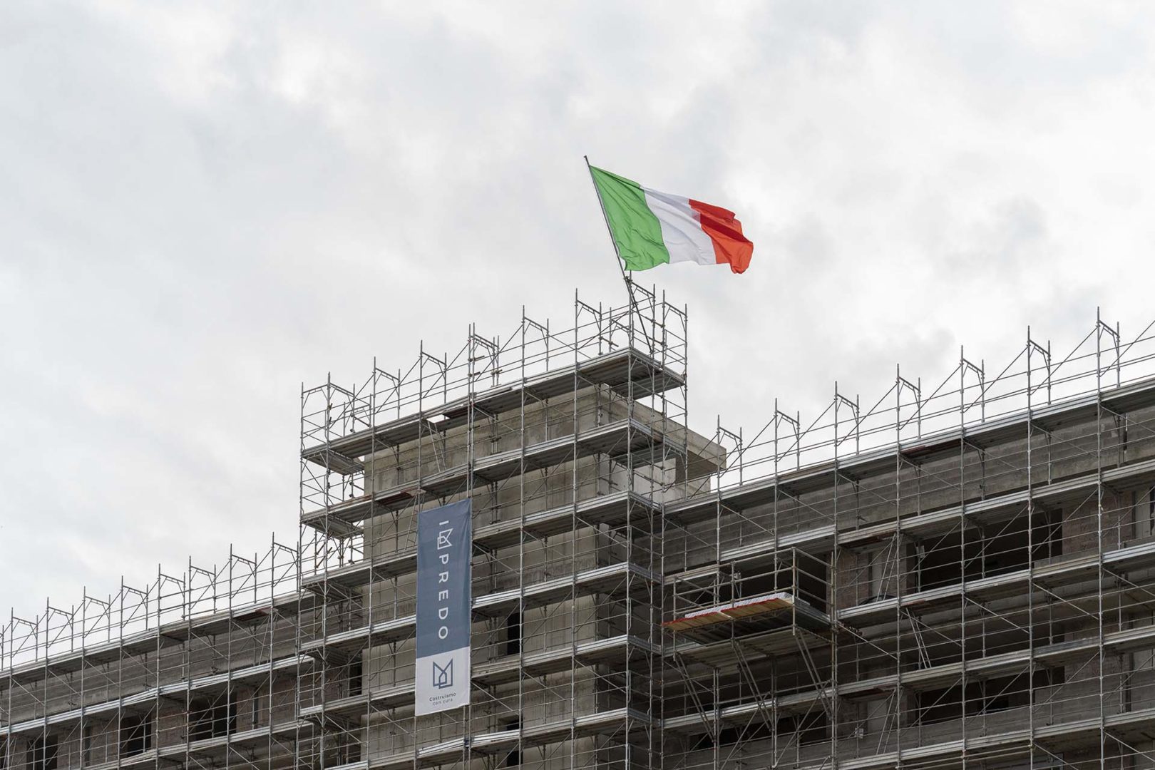 Axa housing sociale Milano il tricolore sventola sul tetto completato