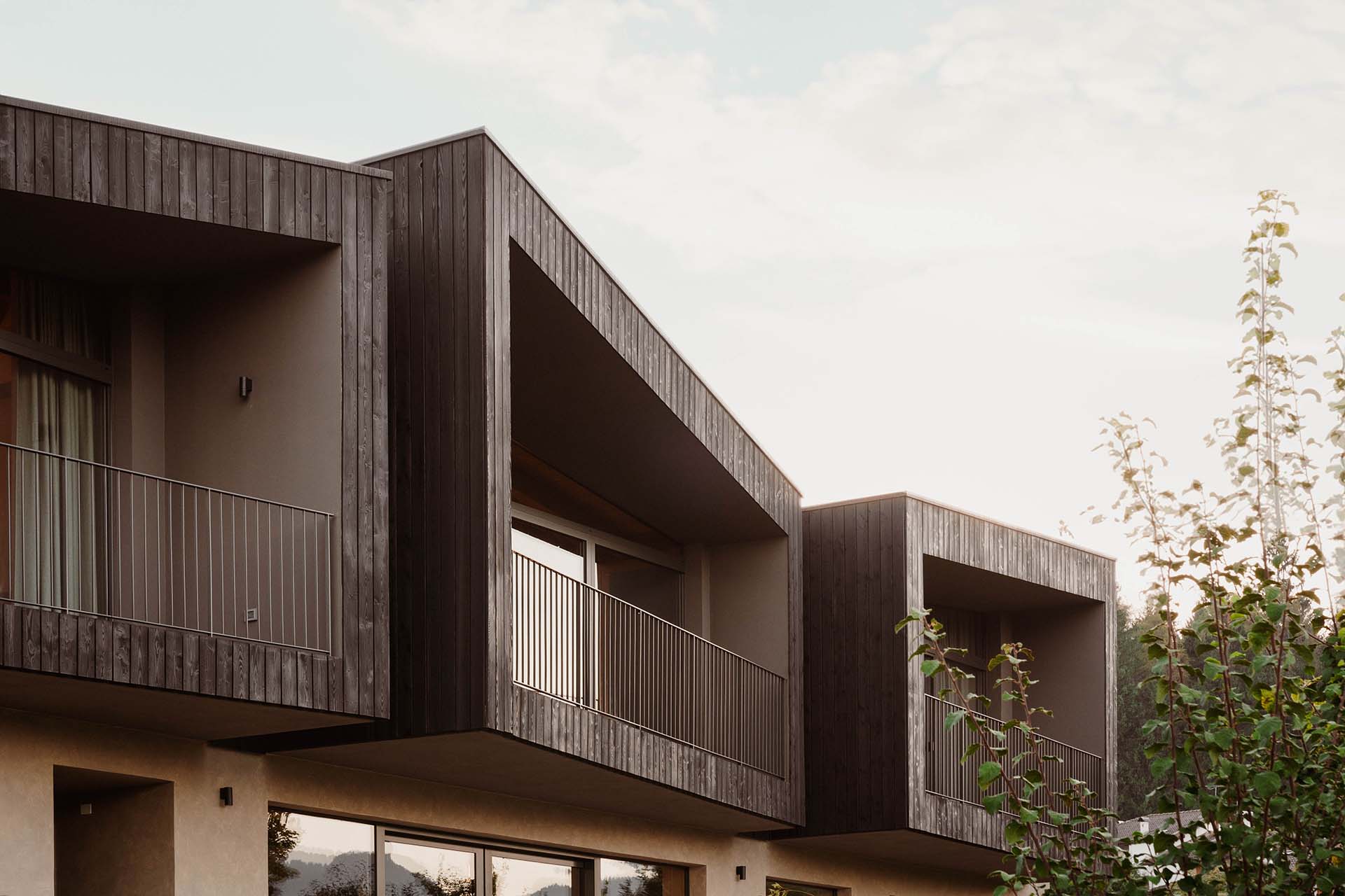 Casa Credai progettata da Andrea Dal Negro Architect tetto irregolare e ampie balconate ©Giulia Maretti