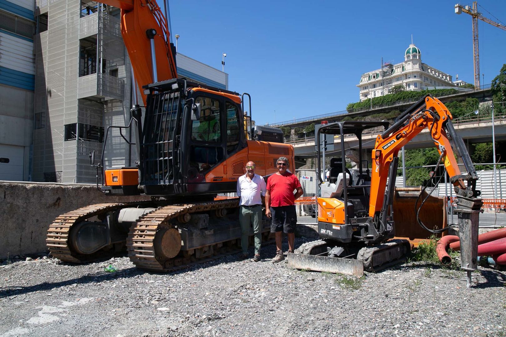 Develon da sinistra Fabio Rampini, capo area di Picotto per Liguria, Asti e Alessandria; Luigi Bonomelli, capocantiere per Eso Strade