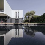 Giardino con piscina in uno scatto diurno