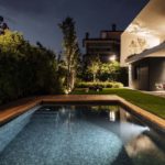 Giardino con piscina in uno scatto notturno