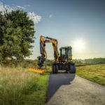 JCB Tilt-rotator Raptor montato su un escavatore gommato Hydradig