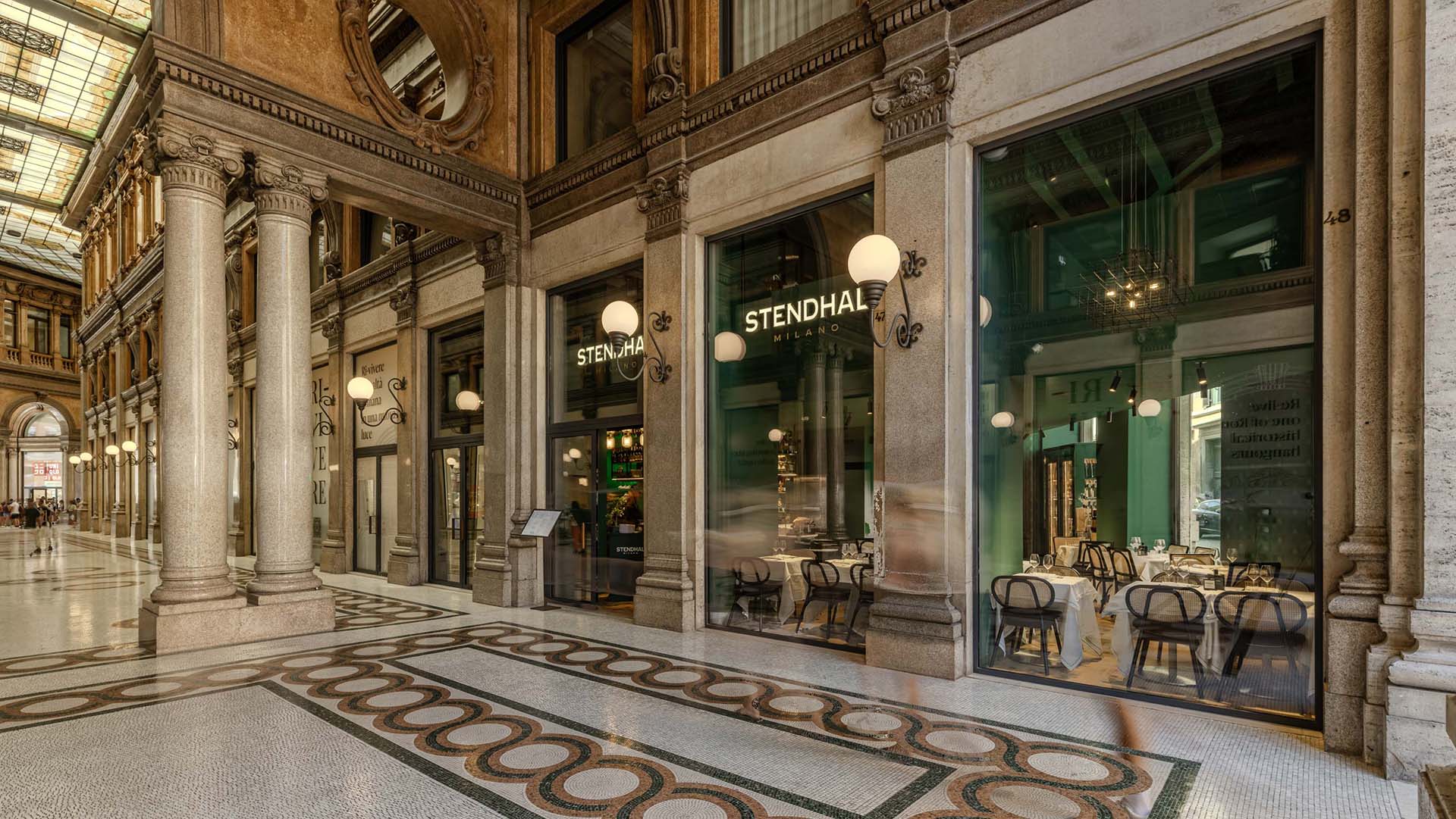 Stendhal le vetrine affacciate sulla galleria Sordi a Roma