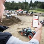 Bobcat operatore consulta la app Machine Iq