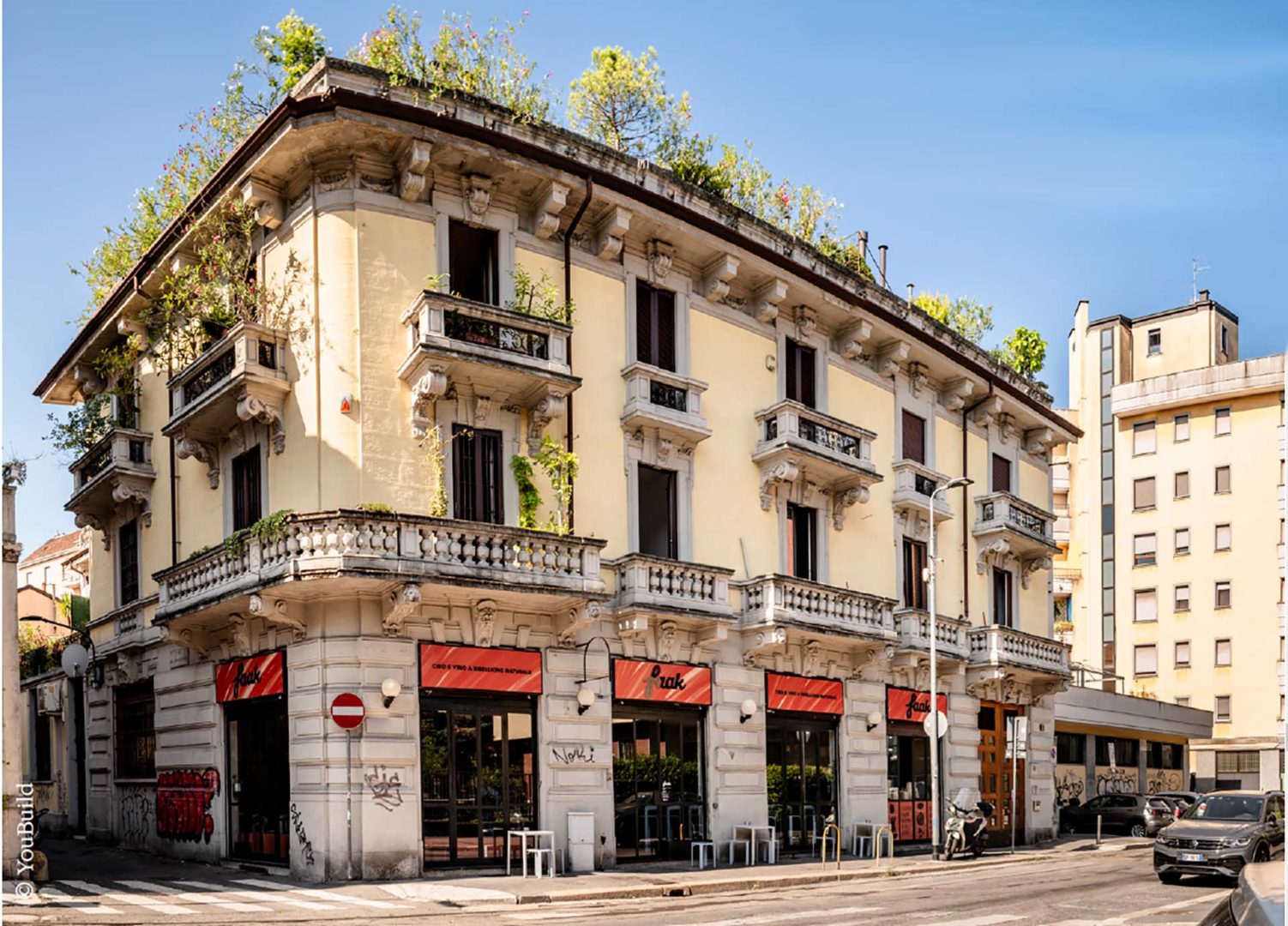 L'edificio di Milano che ospita l'appartamento oggetto di ristrutturazione