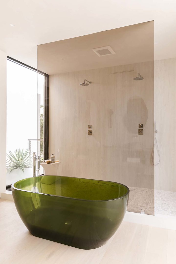 FerreroLegno Miami bagno affacciato su corte interna e vasca freestanding