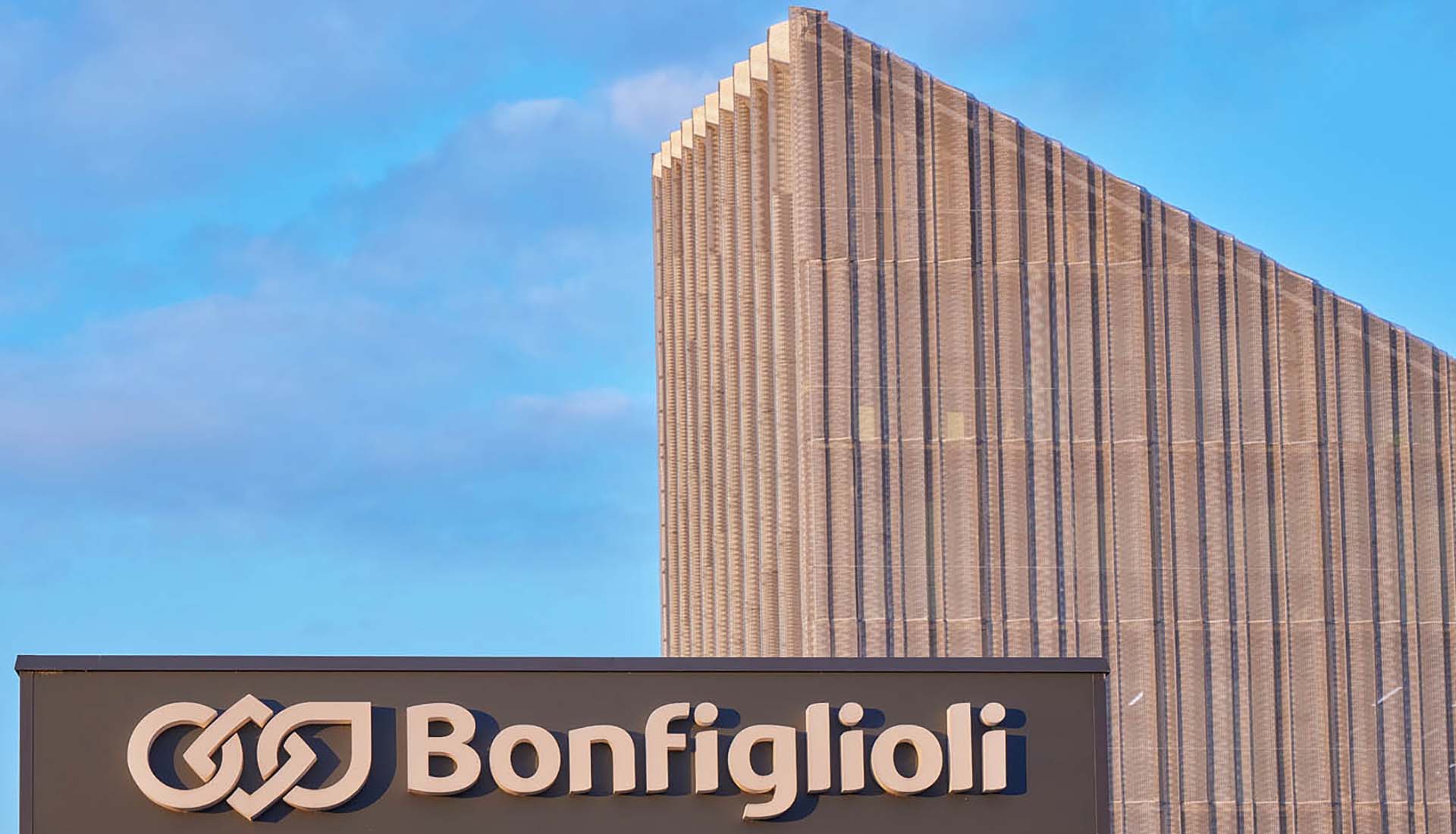 Schüco Italia HQ Bonfiglioli esterno insegna ©Fabio di Carlo