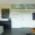 Irsap radiatore Tesi scuro visto dall'ingresso garantisce il benessere nell'abitazione