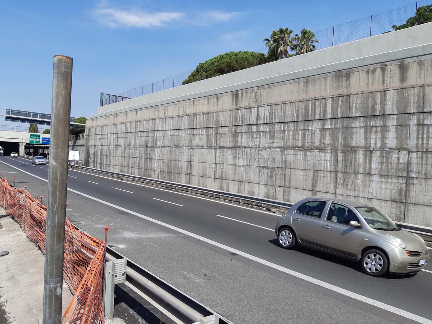 La parete in cemento della tangenziale di Catania che separa la strade dalle case