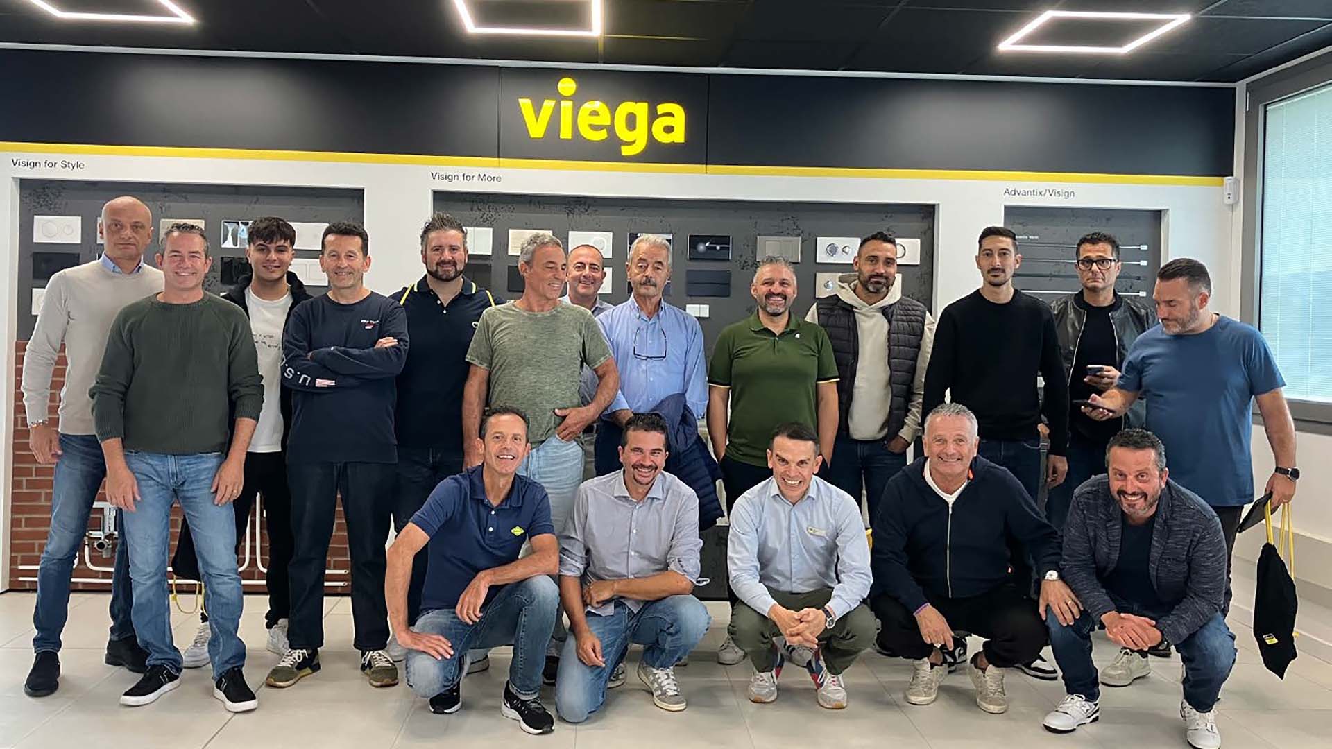 Viega stand con collaboratori