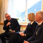 Andreas Kipar ceo di Land colloquia con Verena Ehold managing director presso Environment Agency Austria e Andrea Illy presidente di Illycaffè