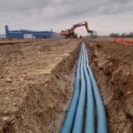 Hitachi escavatore cingolato al lavoro nella zona industriale di Udine