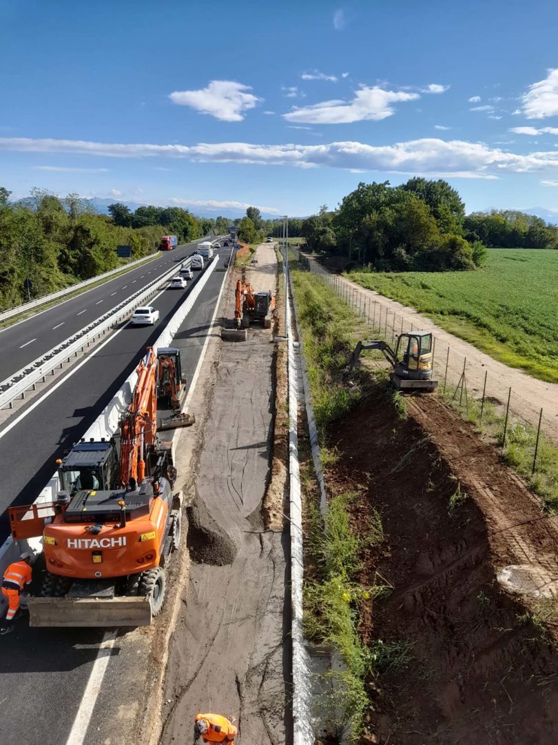 Hitachi escavatore cingolato al lavoro nella zona industriale di Udine