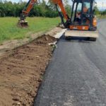 Hitachi escavatore cingolato al lavoro nella zona industriale di Udine