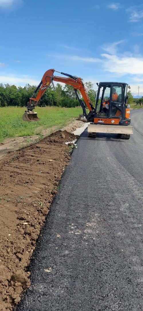 Hitachi escavatore cingolato al lavoro nella zona industriale di Udine