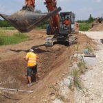 Hitachi escavatore cingolato al lavoro nella zona industriale di Udine
