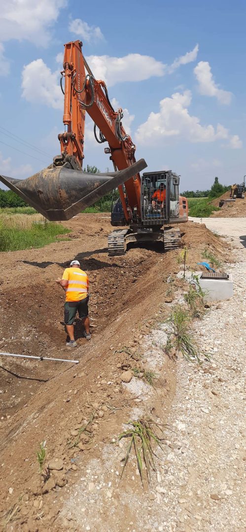 Hitachi escavatore cingolato al lavoro nella zona industriale di Udine