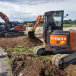 Hitachi escavatore cingolato al lavoro nella zona industriale di Udine