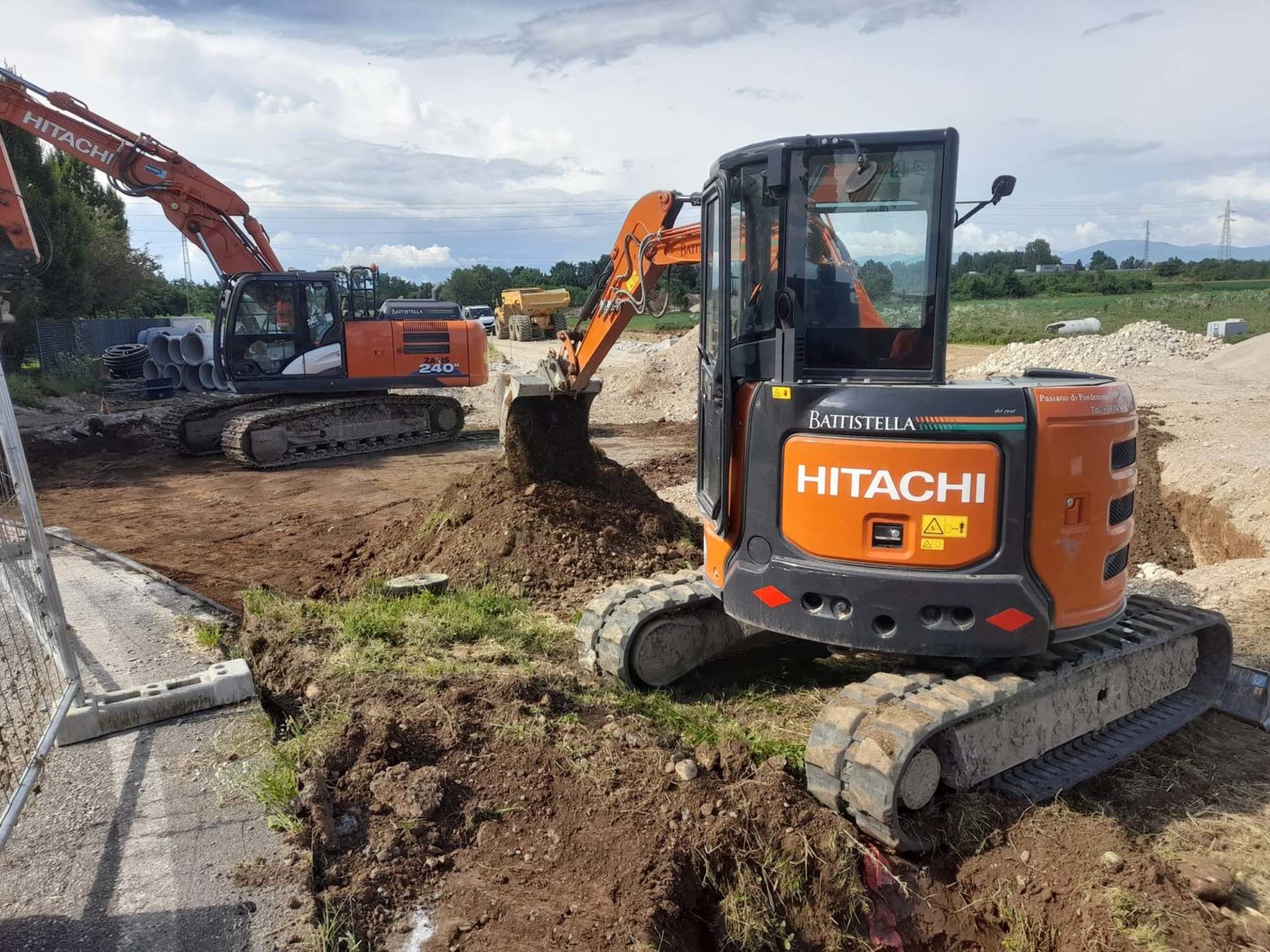Hitachi escavatore cingolato al lavoro nella zona industriale di Udine