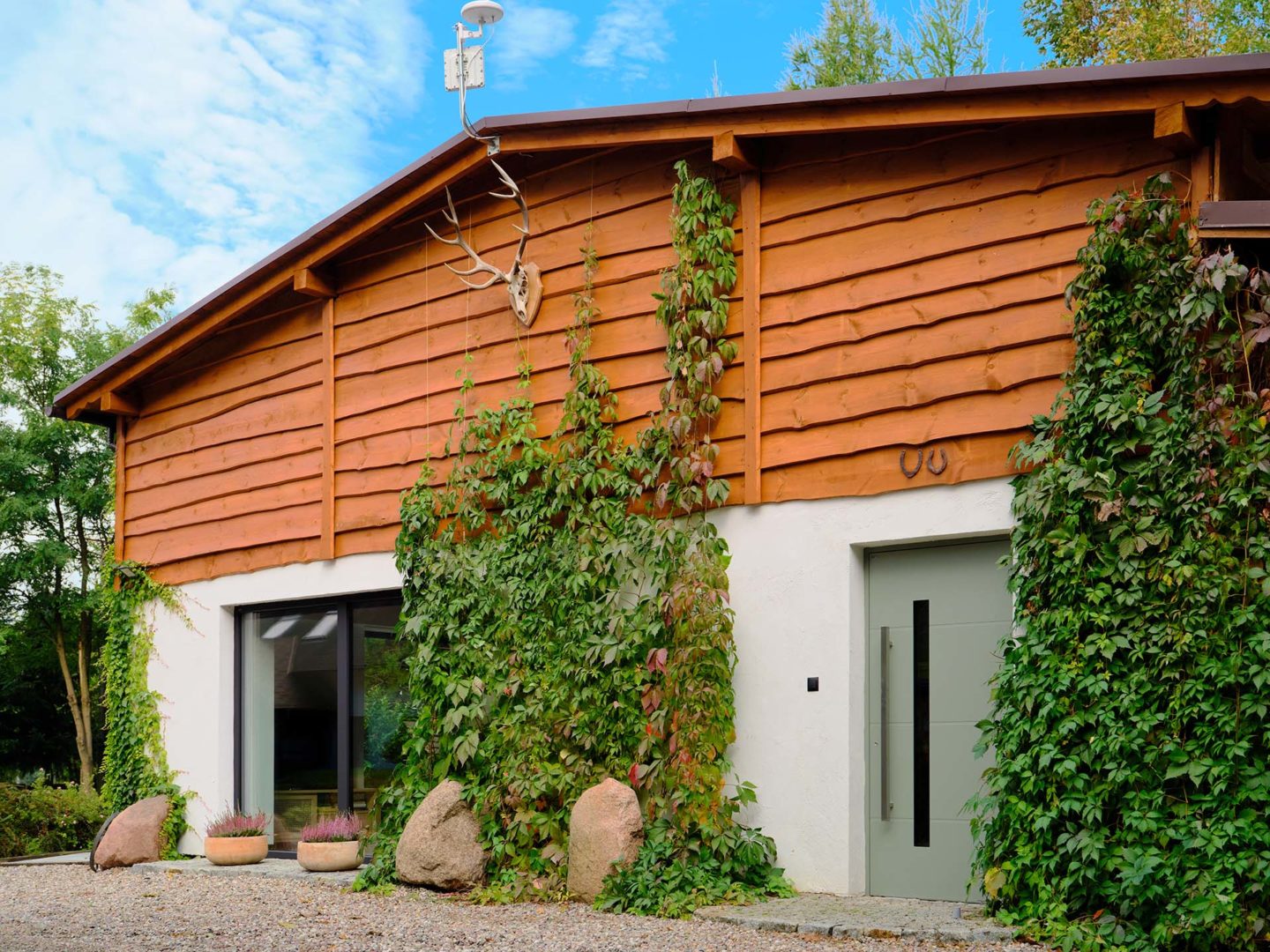 Wisniowski casa in campagna con portoncino serie Creo e finestre linea Primo