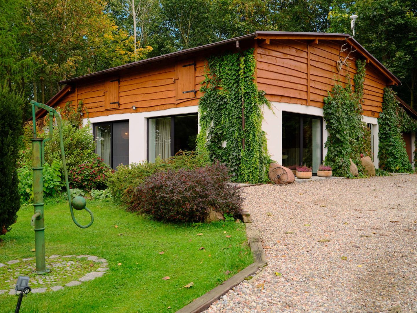 Wisniowski casa in campagna con portoncino serie Creo e finestre linea Primo