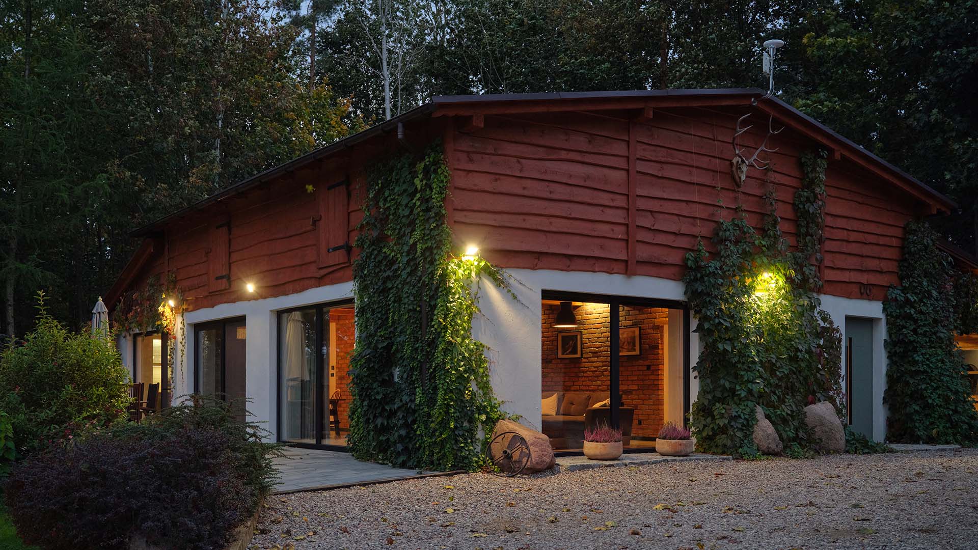 Wisniowski casa in campagna con portoncino serie Creo e finestre linea Primo in uno scatto notturno
