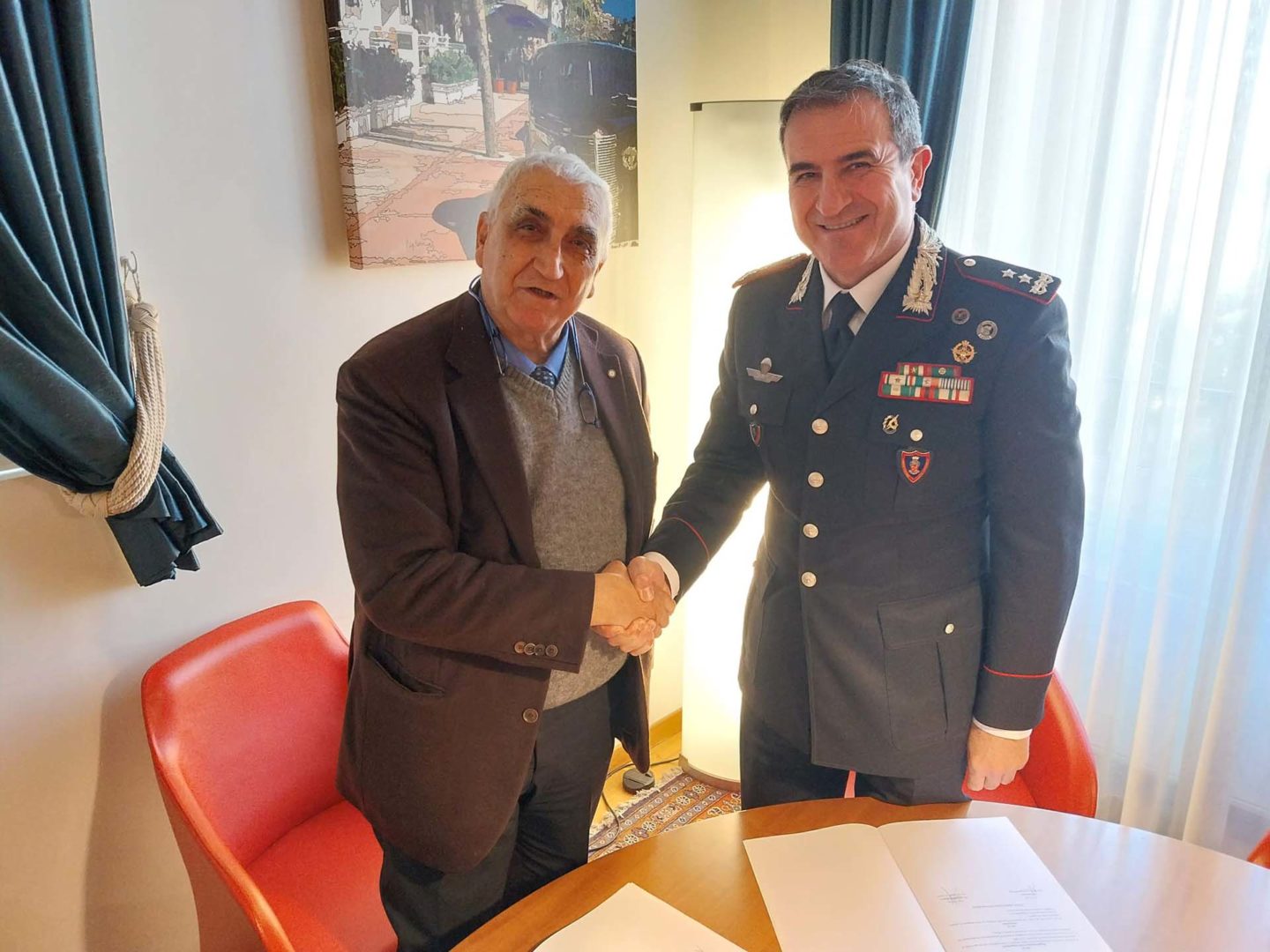 Da sinistra Angelo Domenico Perrini Presidente del Cni e Antonio Di Stasio Capo IV Reparto Comando Generale Arma dei Carabinieri stretta di mano dopo la firma