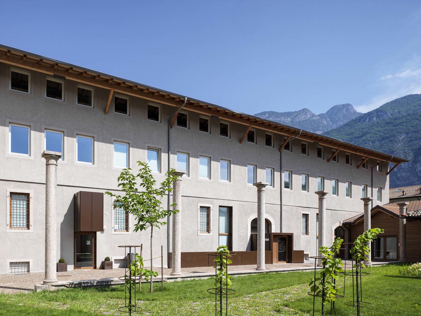 Dap facciata principale con colonne del vecchio portico e nuovi inserti